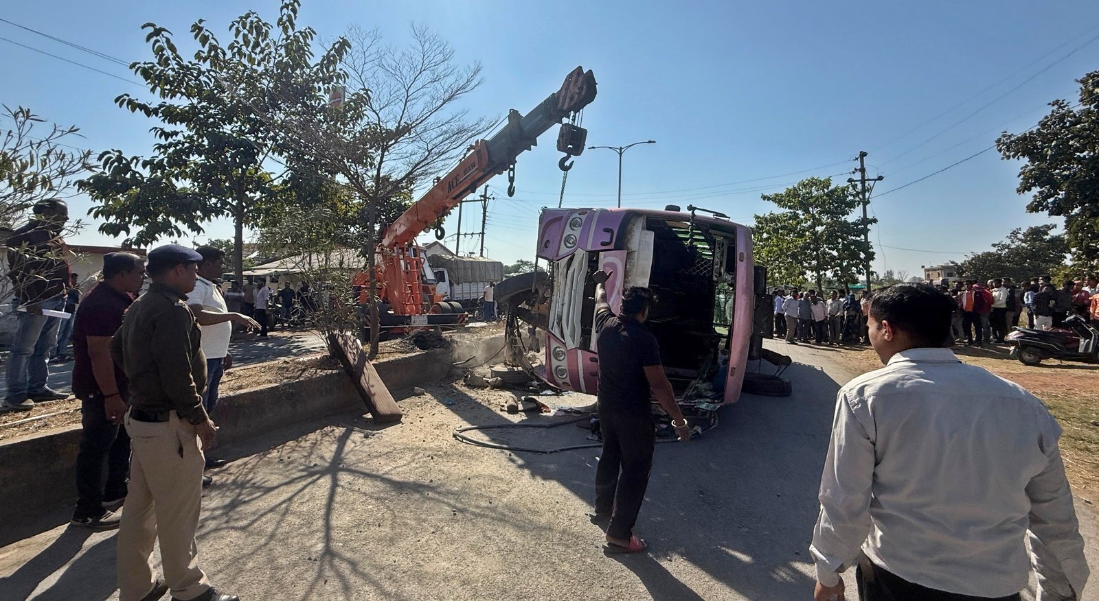 मुंगेली में बस हादसा 22 यात्री घायल, बाइक सवार को बचाने के दौरान हादसा